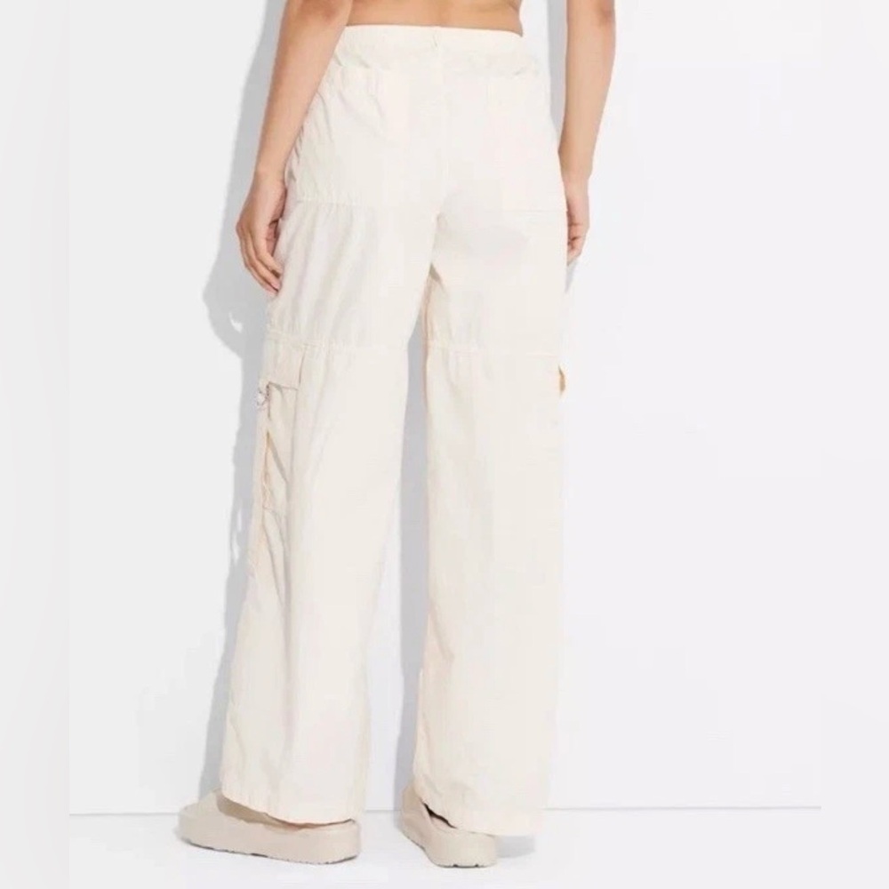 NWT Wild Fable Women’s Mid-Rise Cargo Pants Relaxed Off White Medium lightweight - Picture 2 of 9